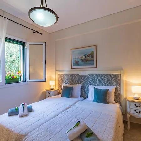Andronikos Seafront Villas *